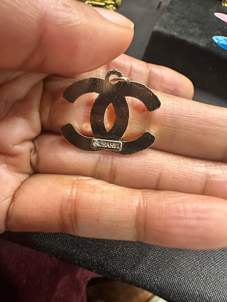 The “White Diamond CC” Necklace